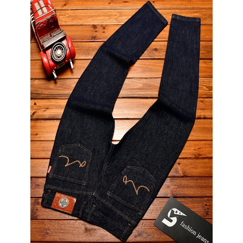 Męskie jeansy w kolorze głębok – Levis Jeans 501 recenzja i cena